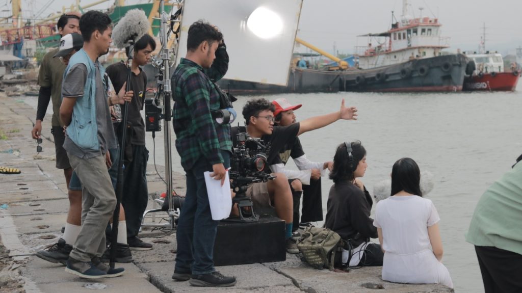 mahasiswa dengan karya film 'the sound from yesterday' saat melakukan proses syuting