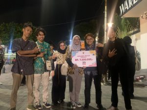 mahasiswa dengan karya film 'to be with you' berfoto bersama usai mendapat juara
