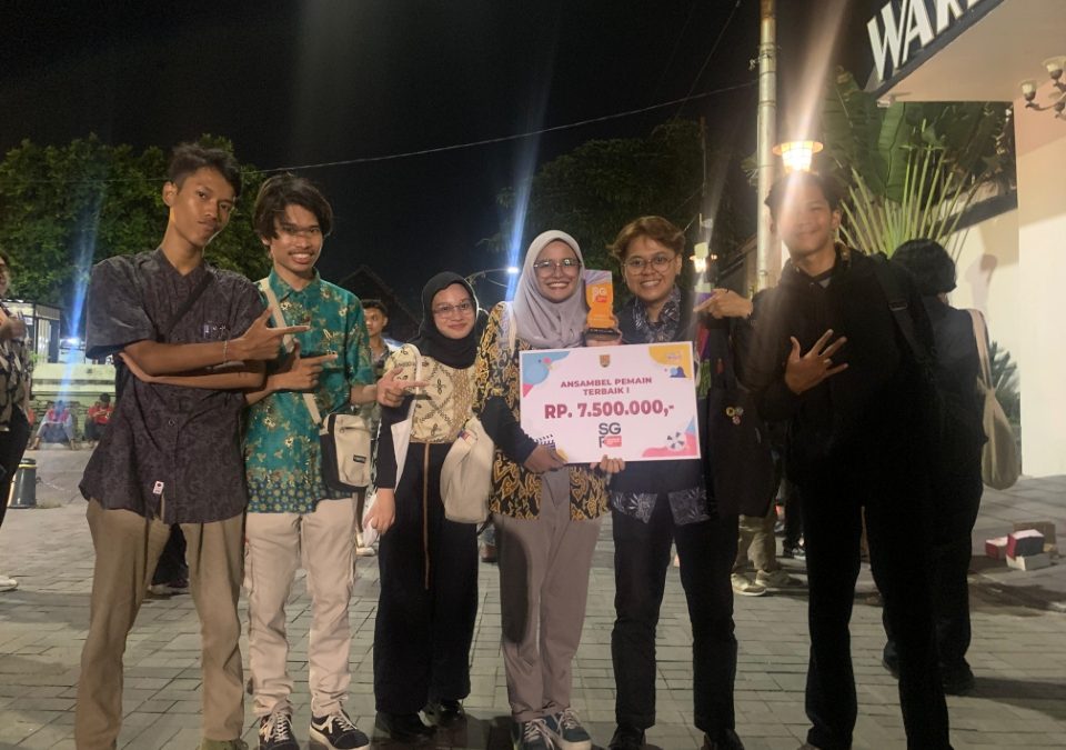 mahasiswa dengan karya film 'to be with you' berfoto bersama usai mendapat juara