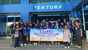 Udinus Bantu Korban Banjir di Kabupaten Demak, Berikan Ratusan Sembako hingga Pakaian