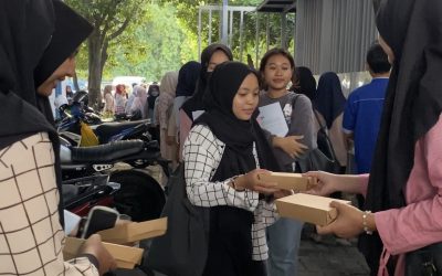 Mahasiswa Terbantu dengan Adanya Ribuan Takjil dari PAM Udinus