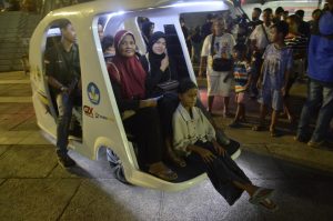 Becik-KU Inovasi Dosen dan Mahasiswa Udinus Hadir di Dugderan, Warga Kota Semarang Berbondong-Bondong Mencobanya