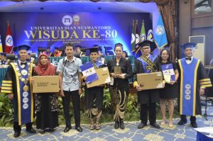 Optimalkan Masa Kuliah, Dua Wisudawan Raih IPK Sempurna di Wisuda Ke-80 Universitas Dian Nuswantoro