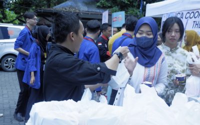 Ratusan Takjil Dibagikan, Kolaborasi antara FIB Udinus dengan ICA Jateng