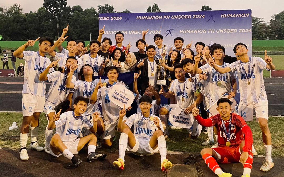 Foto tim sepak bola Udinus raih clean sheet dan mengangkat trofi juara Humanion Cup 2024