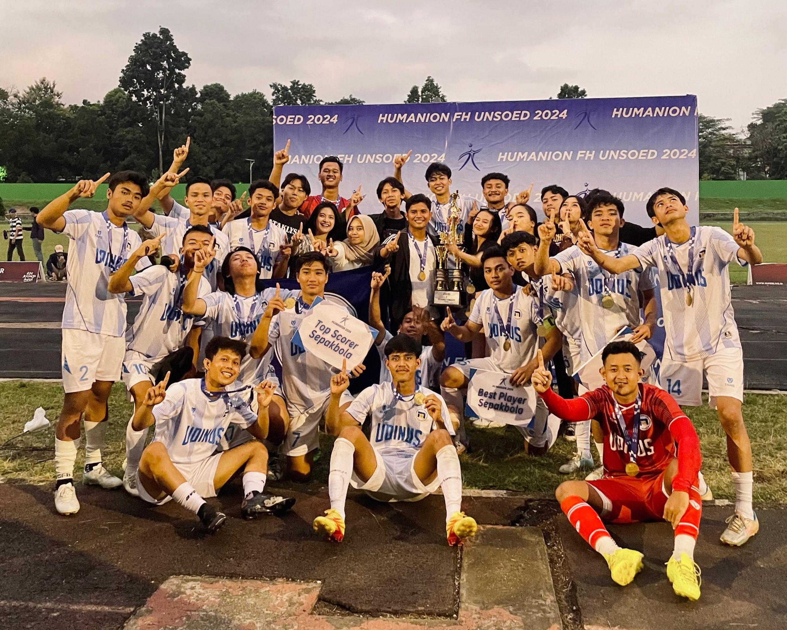 Foto tim sepak bola Udinus raih clean sheet dan mengangkat trofi juara Humanion Cup 2024