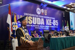 Rektor Udinus, Prof. Pulung, saat Memberikan Sambutan Kepada Seluruh Peserta Wisuda ke-85
