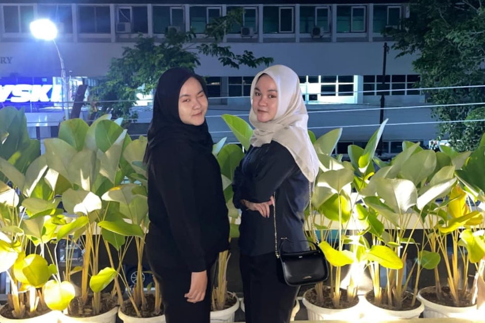 Saling Dukung Meski Beda Prodi, Kembar Viola dan Viona Ikuti Wisuda ke-85 Udinus Bersama