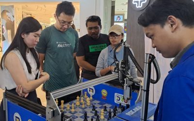 Robot Catur dan Becak Listrik FT Udinus Pikat Pengunjung Mall Citraland Semarang