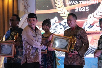 Dosen Ilkom Udinus, Choirul Ulil Albab Sandang Gelar Presenter Televisi Pria Terbaik KPID Jateng Awards 2025