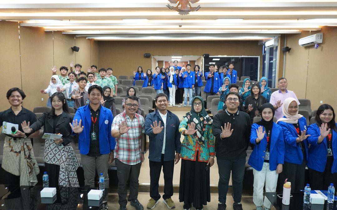 Foto bersama panitia HMTIn Udinus dan peserta pelajar SMA SMK dalam acara Safety Campaign Festival 2026