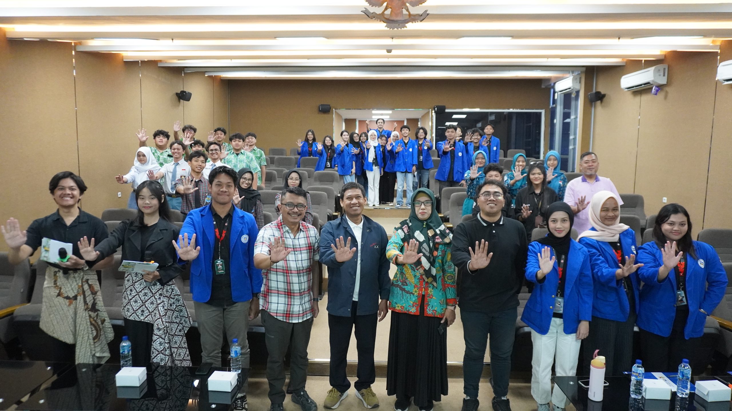 Foto bersama panitia HMTIn Udinus dan peserta pelajar SMA SMK dalam acara Safety Campaign Festival 2026