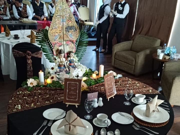 Detail dekorasi meja makan tema wayang dalam lomba table set up Hoscomp Udinus