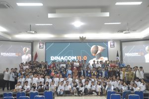 Foto Bersama Pemenang dan Peserta Kompetisi Hackathon DINACOM 11.0 di Panggung Udinus
