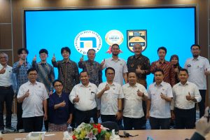 Foto Bersama Rektor Udinus Bersama Jajarannya dan Perwakilan dari Perusahaan yang Digandeng PT Awina Sinergi International