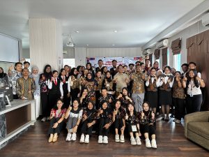 Foto bersama peserta dan juri lomba table set up Hoscomp 2026 di Udinus