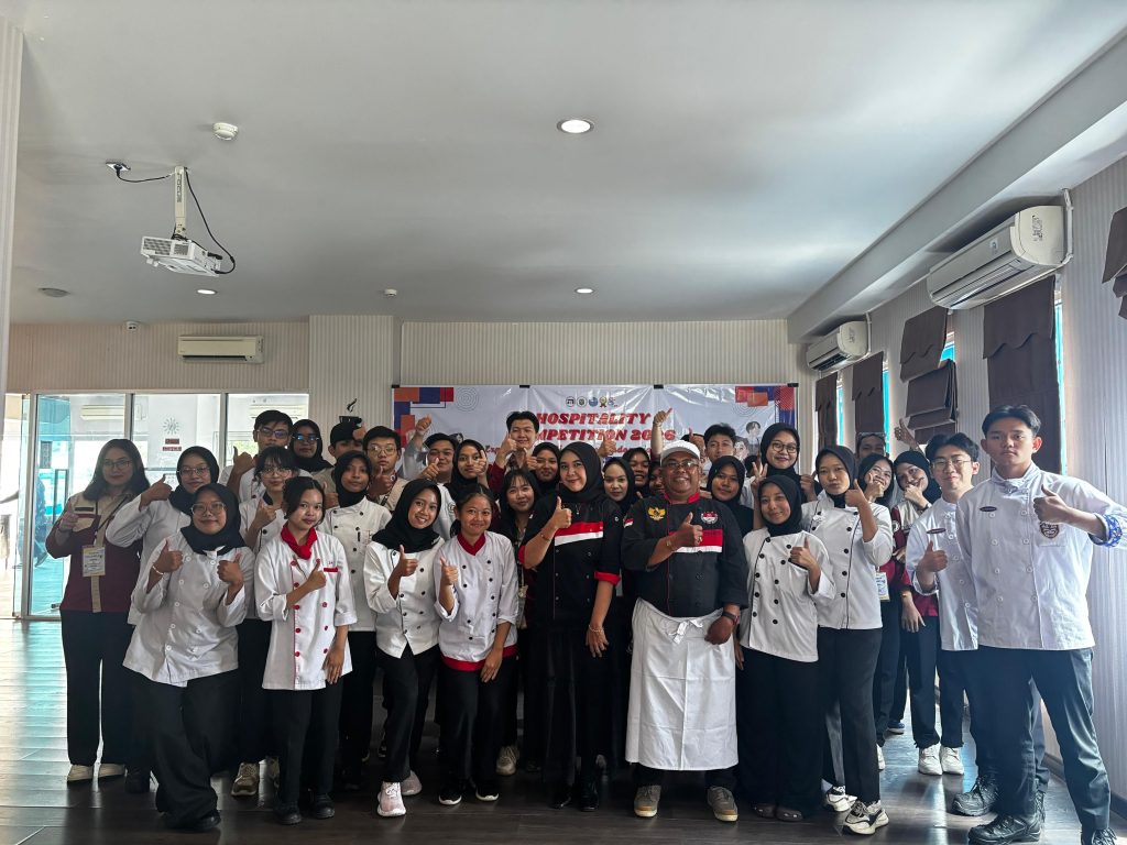 Foto bersama peserta lomba memasak Hoscomp Udinus dengan juri chef profesional