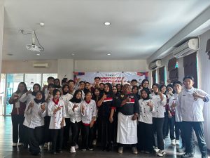 Foto bersama peserta lomba memasak Hoscomp Udinus dengan juri chef profesional