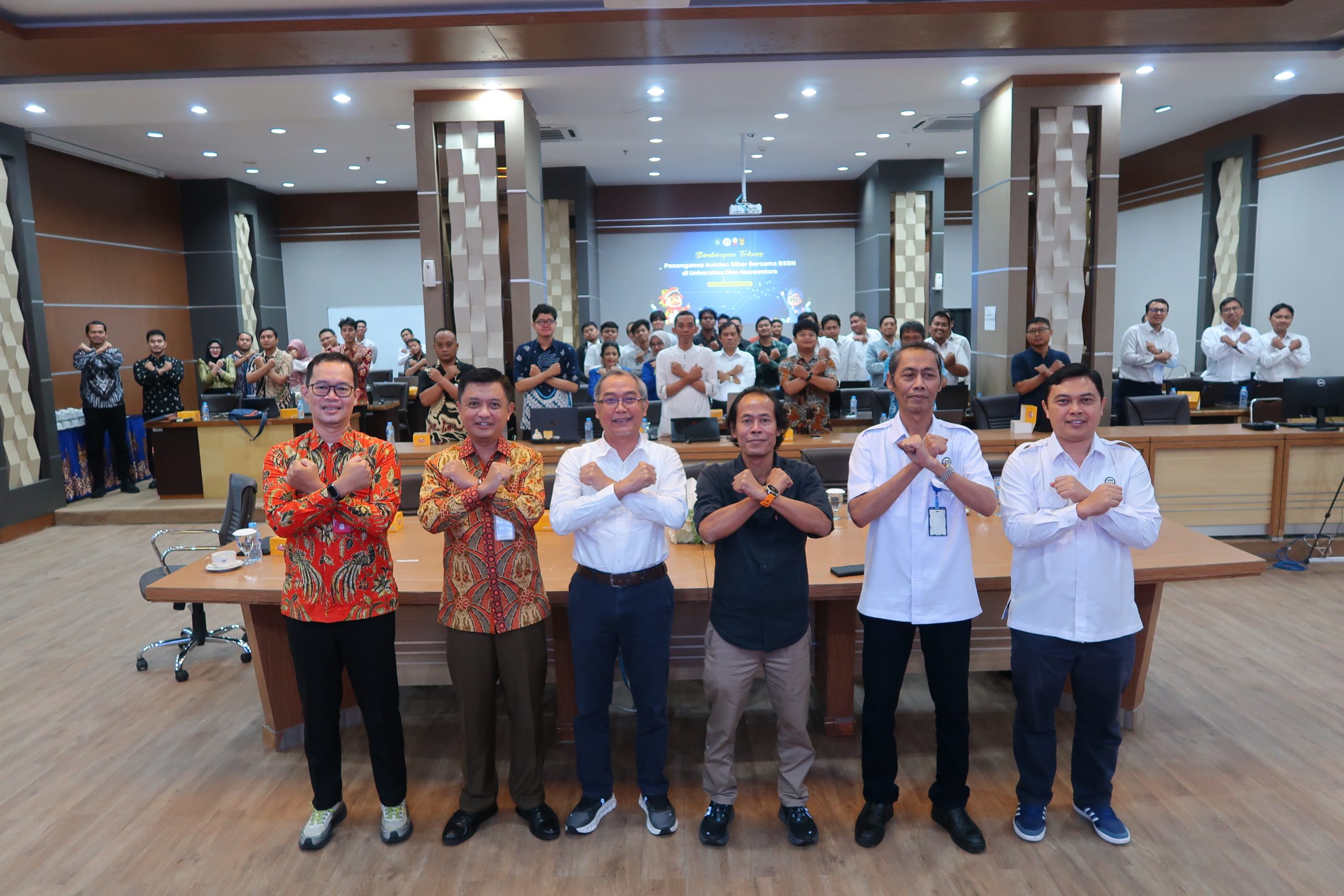 Foto bersama pimpinan Udinus dan BSSN beserta peserta Bimtek Keamanan Siber 2026