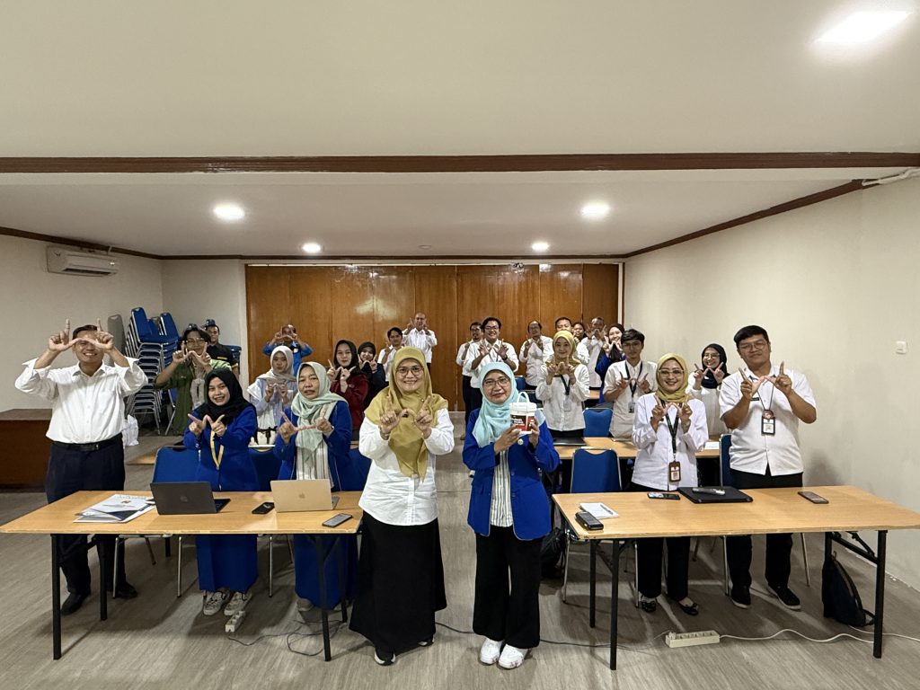 Foto Bersama 23 Peserta Sosialisasi dari Perwakilan Setiap Divisi di Udinus