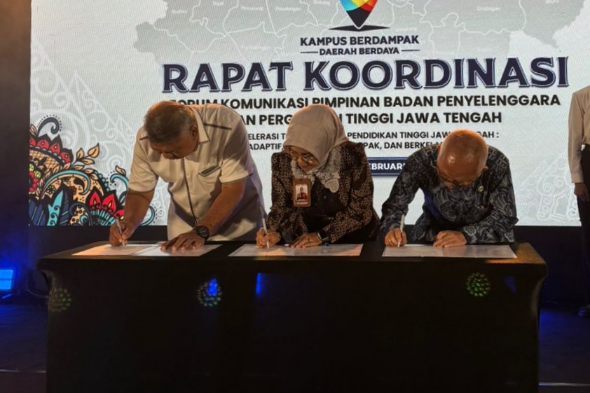 Ketua Senat Udinus bersama Kepala LLDikti VI Jateng saat Melakukan Penandatanganan Komitmen Bersama