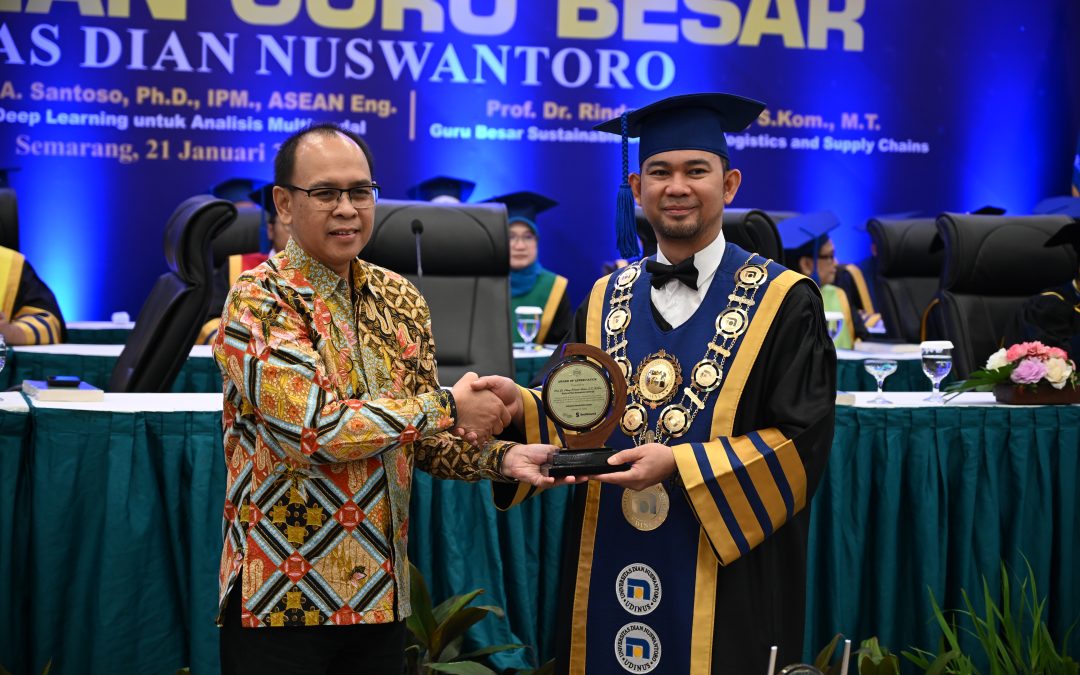 Perwakilan IBC Memberikan Apresiasi Kepada Rektor Udinus usai Melakukan Penandatanganan MoU di Pengukuhan 3 Guru Besar Udinus