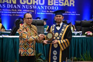 Perwakilan IBC Memberikan Apresiasi Kepada Rektor Udinus usai Melakukan Penandatanganan MoU di Pengukuhan 3 Guru Besar Udinus