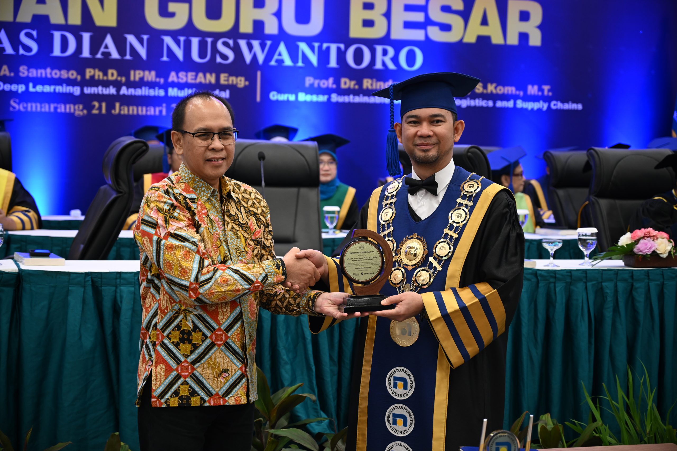 Perwakilan IBC Memberikan Apresiasi Kepada Rektor Udinus usai Melakukan Penandatanganan MoU di Pengukuhan 3 Guru Besar Udinus