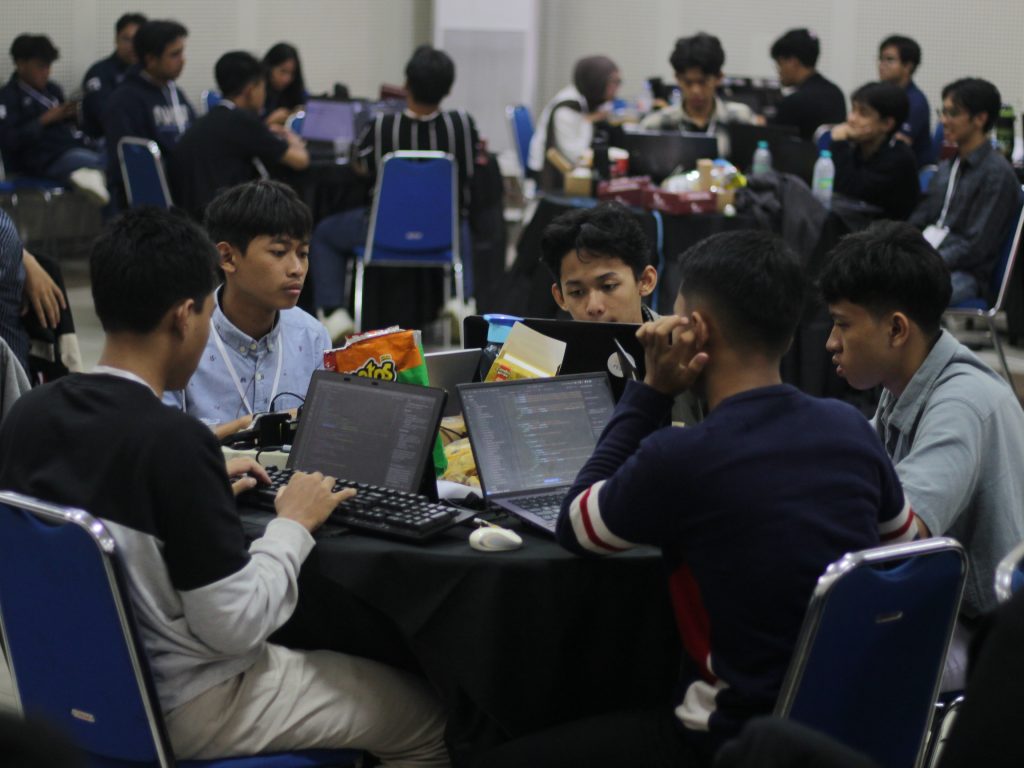 Peserta Hackathon DINACOM Udinus Terlihat Fokus Melakukan Live Coding Solusi AI