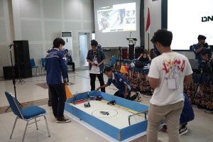 Peserta lomba robot soccer DNROBOCO Udinus mempersiapkan robot di arena pertandingan