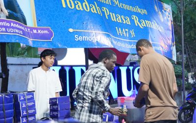 Udinus Bagikan Ribuan Takjil di Gema Ramadan 1447 H, Mahasiswa Asing Turut Rasakan Antusiasme