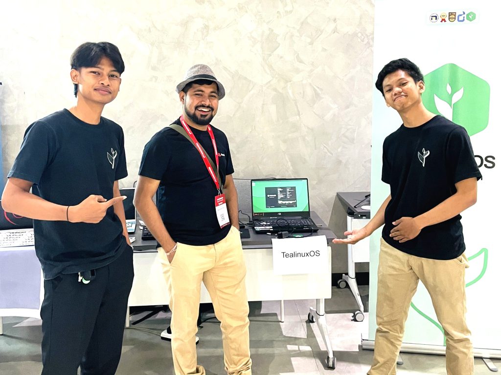 DIKUSI: Dua mahasiswa Doscom Udinus usai berdiskusi dengan pengembang open source mancanegara di FOSSASIA Summit Thailand.